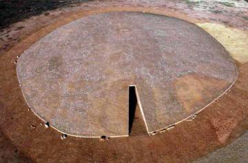 Imagen aérea del túmulo del dolmen de Soto.