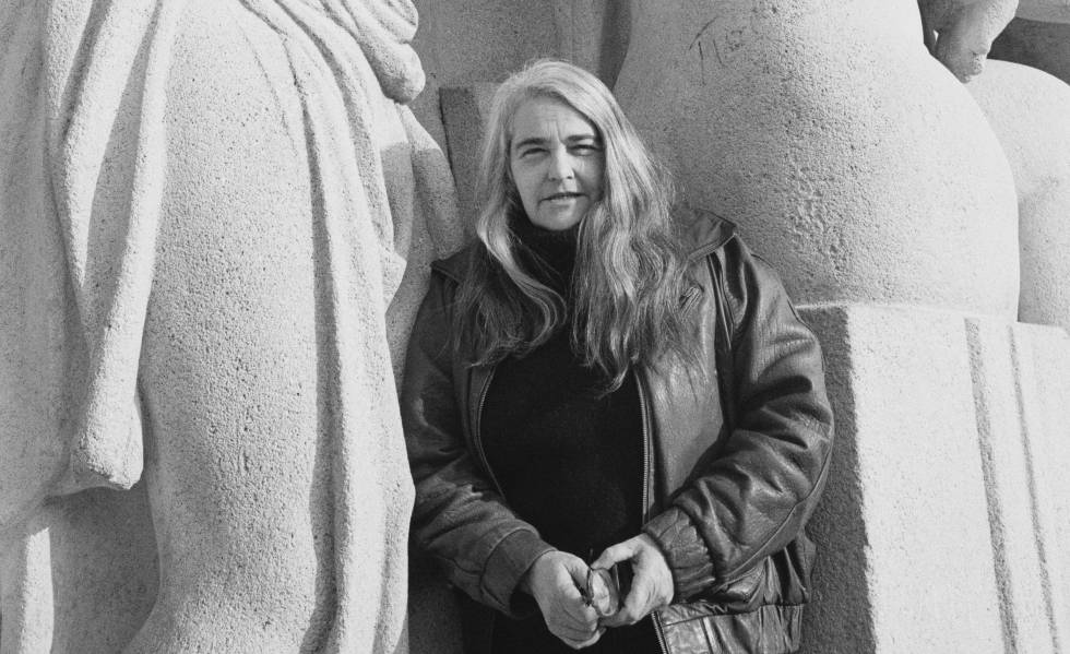 Kate Millett, junto a una escultura en ParÃ­s en 1998