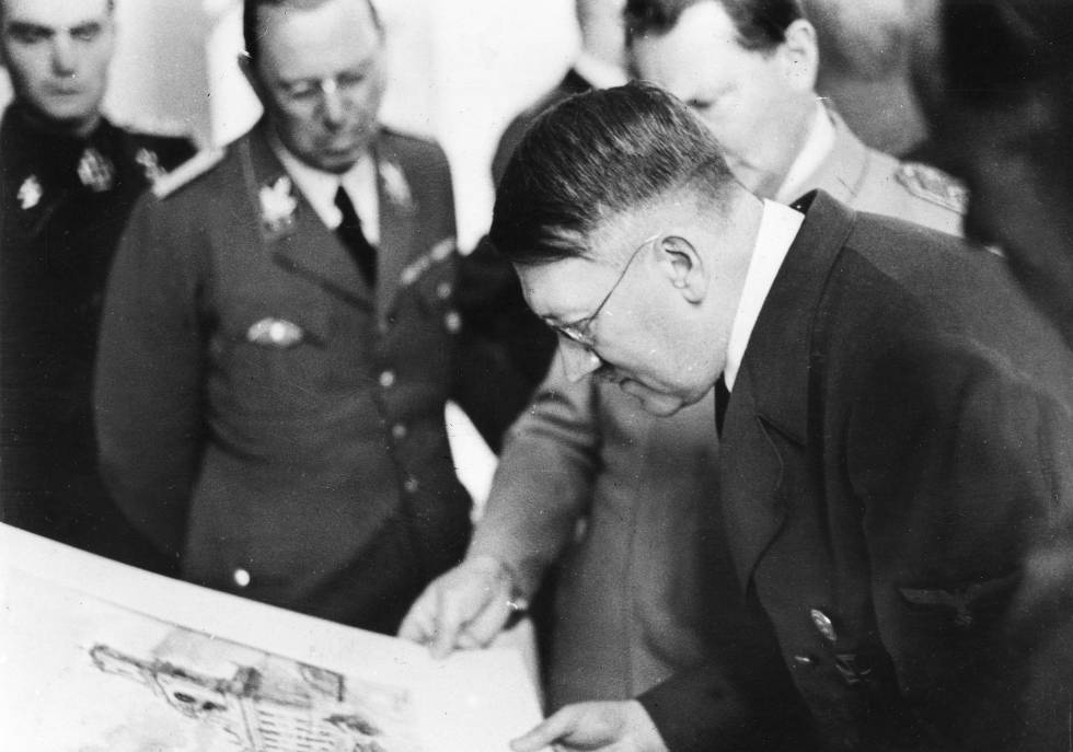 Hitler observa uma aquarela em 1944. À sua direita, Hermann Göring.