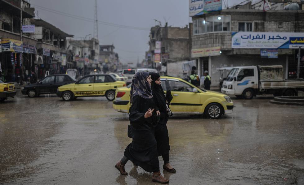 Dos mujeres caminan en la ciudad siria de Raqa en febrero pasado.