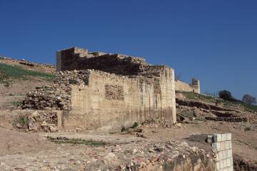 Restos de la muralla junto a la que se han encontrado los restos de los soldados.