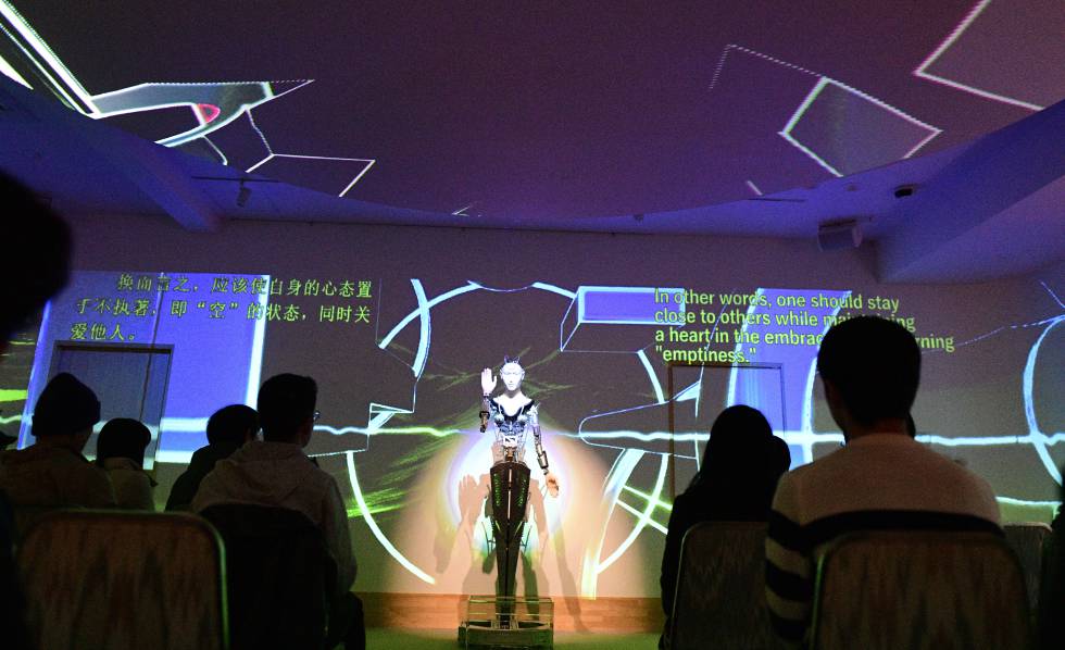 Un robot llamado Kannon Mindar charla con los asistentes a un acto en Kioto el 9 de marzo pasado. Â 