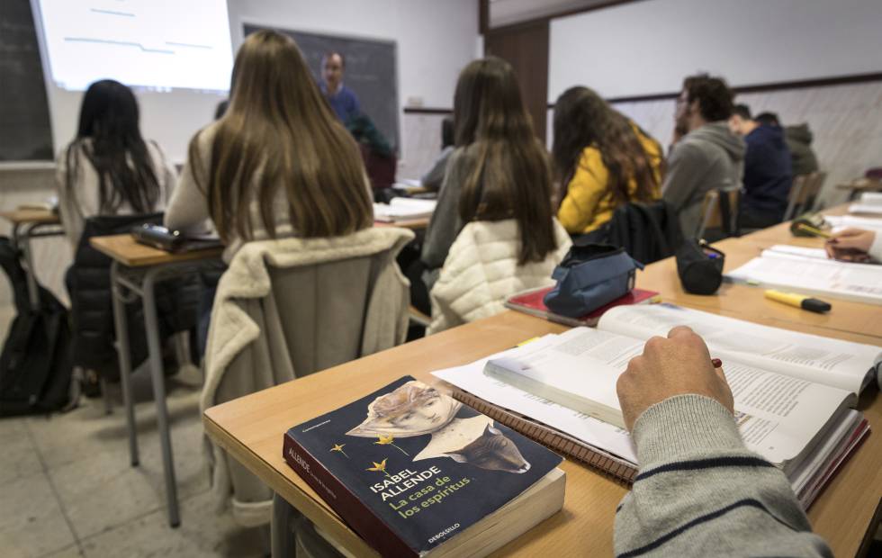 Una clase de Lengua Castellana y Literatura de bachillerato en el instituto público Luis Vives de Valencia, el pasado viernes.
