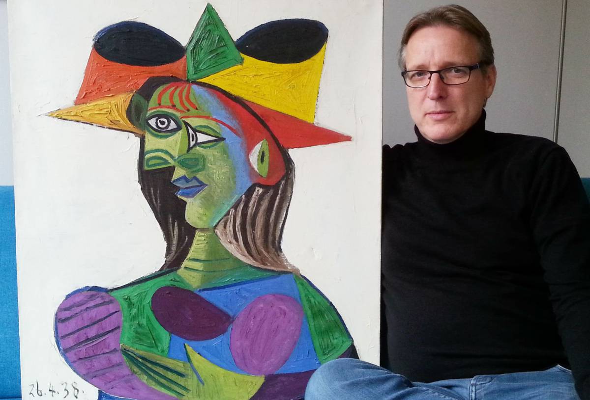 El investigador de arte holandés Arthur Brand, junto al lienzo 'Busto de Mujer', de Pablo Picasso.