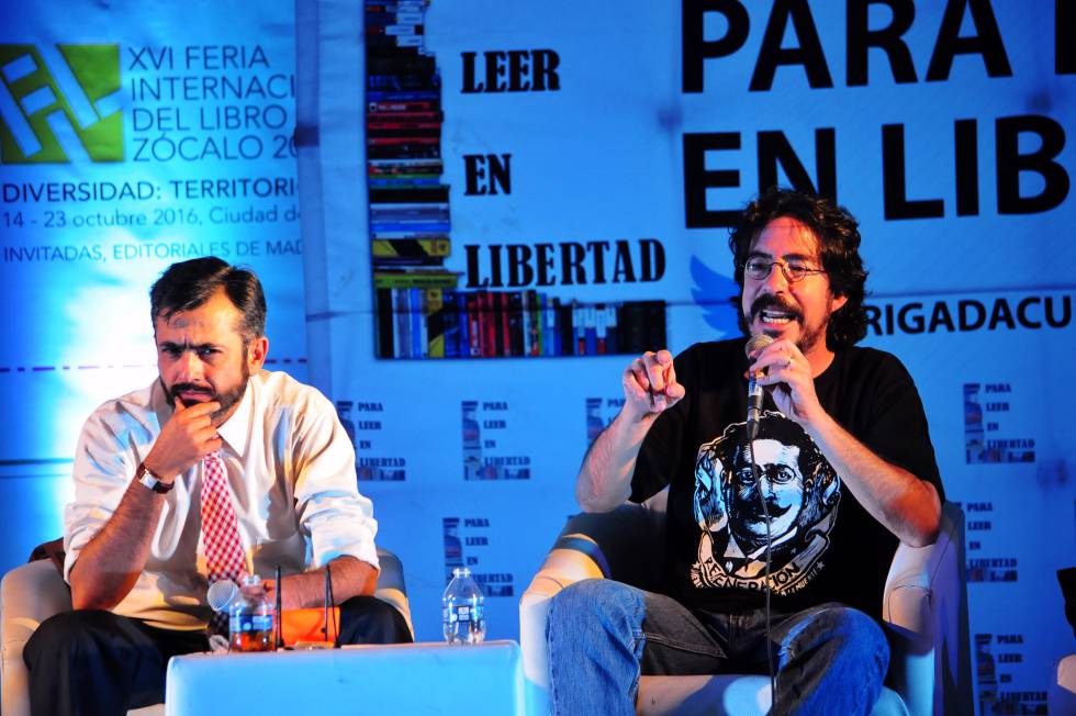 Pedro Salmerón (d), durante una conferencia en México.
