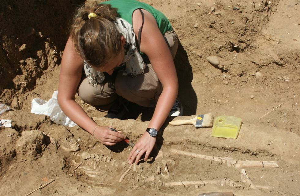 Una arqueÃ³loga trabaja sobre uno de los esqueletos hallados en el yacimimiento de Marialaba.