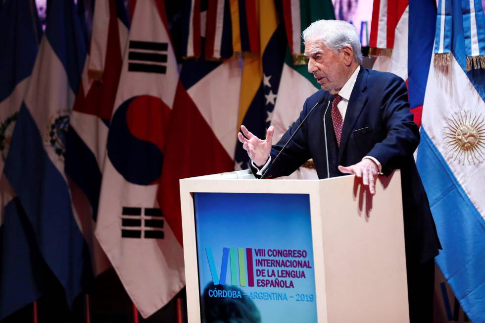Mario Vargas Llosa, hoy, durante la inauguración del VIII Congreso Internacional de la Lengua Española en Córdoba (Argentina). 