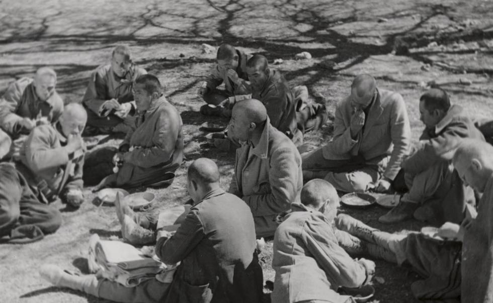 Prisioneros de las Brigadas Internacionales en el campo de concentración de San Pedro de Cardeña (Burgos).