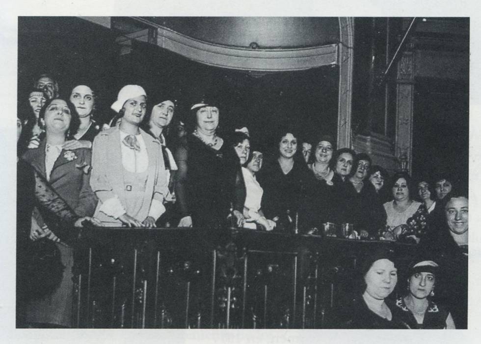 Carmen de Burgos 'Colombine', en el centro de negro y con collar, en una conferencia contra la pena de muerte, en el Ateneo de Madrid en 1931. Imagen publicada en la biografÃ­a de la escritora realizada por ConcepciÃ³n NÃºÃ±ez en 2005, editada por la FundaciÃ³n JosÃ© Manuel Lara.