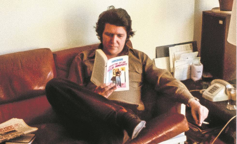 Jorge Herralde lee 'Escritos de un viejo indecente', de Charles Bukowski, en una imagen de finales de los setenta.