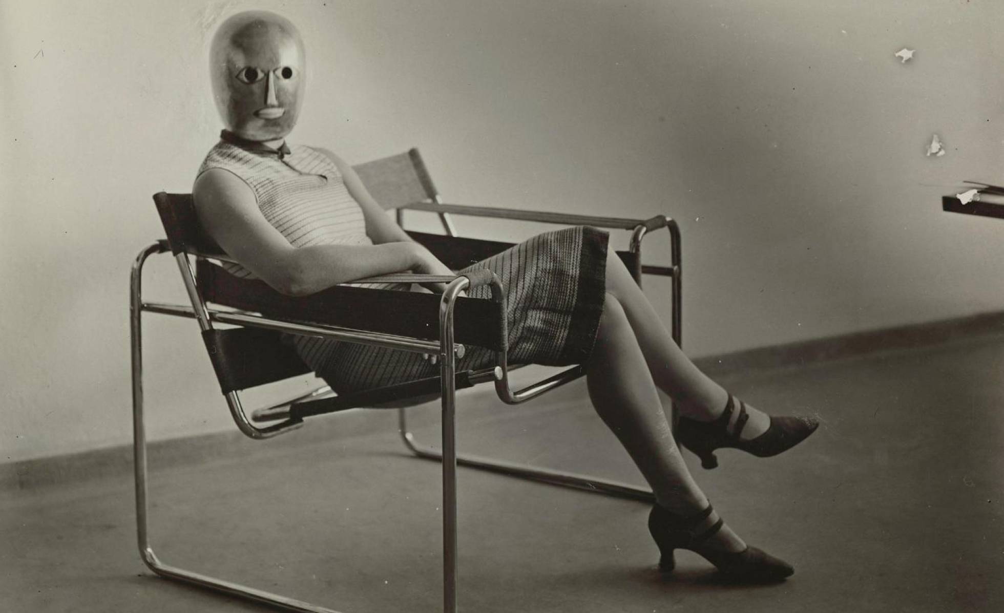 Una mujer posa en 1926 con una máscara de Oskar Schlemmer sobre la silla Wassily, de Marcel Breuer. 