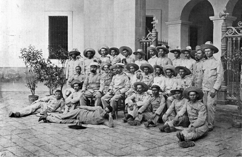 Supervivientes del destacamento de Baler fotografiados el 2 de septiembre de 1899, a su llegada a EspaÃ±a.