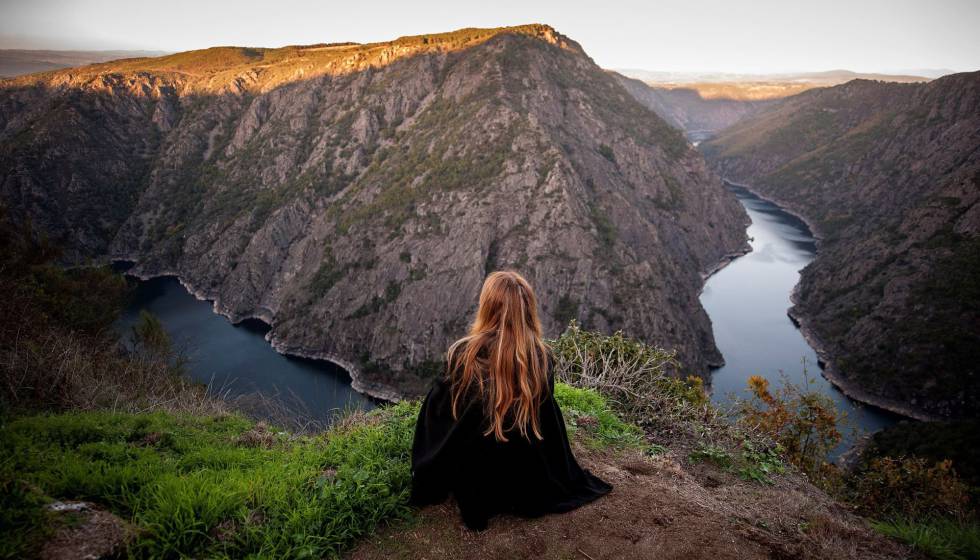 Una mujer observa el CaÃ±Ã³n del Sil desde el mirador de Vilouxe, corazÃ³n de la Ribera Sacra.