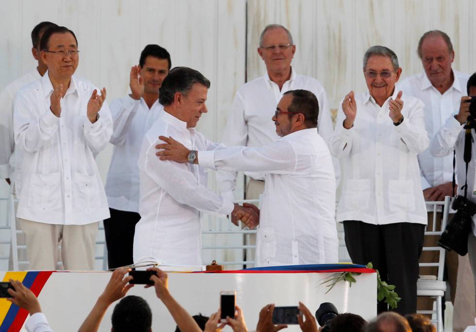 Santos y Timochenko se saludan tras la firma del primer acuerdo, en septiembre de 2016 en Cartagena de Indias. 