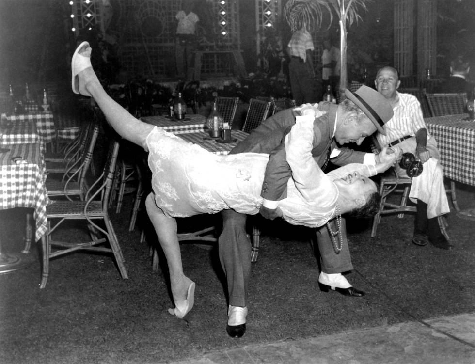 George Raft e Jack Lemmon, dançando tango.