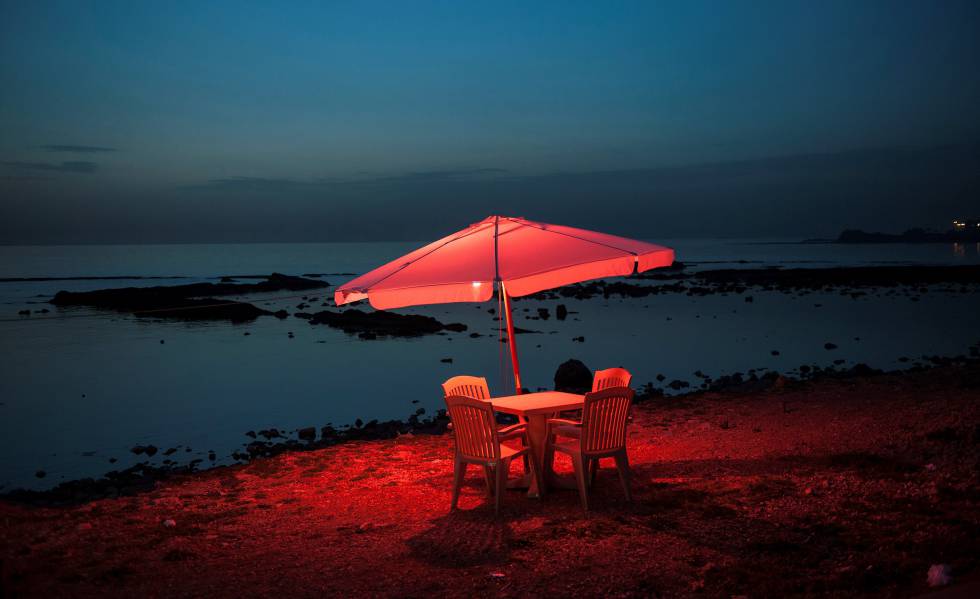 Una mesa y unas sillas de plÃ¡stico junto al mar, en TrÃ­poli, LÃ­bano.
