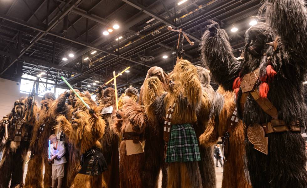 Asistentes a la convención de 'Star Wars' en Chicago, disfrazados de wookiees.