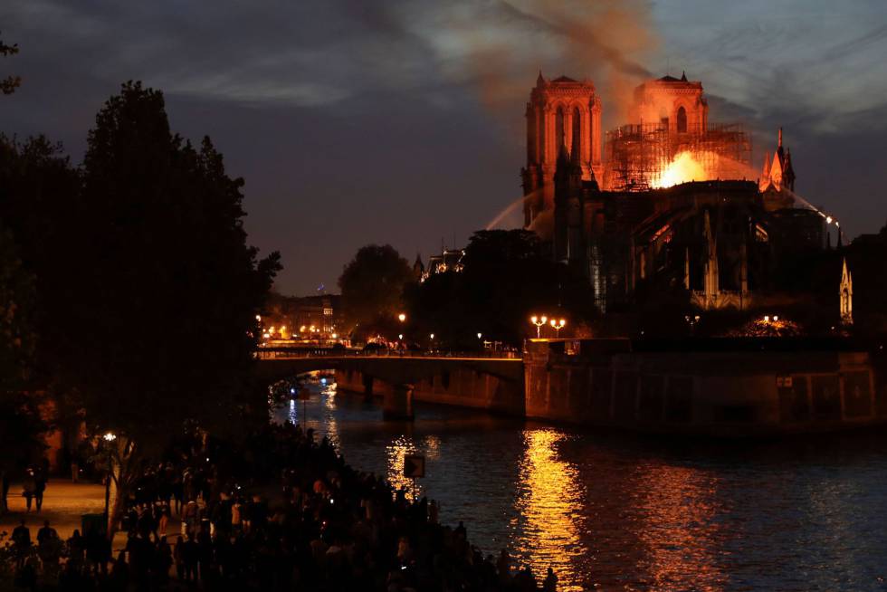 Los bomberos tratan de apagar las llamas en la catedral de Notre Dame