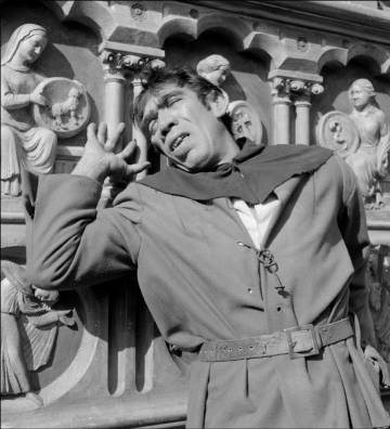 Anthony Quinn, en el papel de Quasimodo, en una de las adaptaciones de 'Nuestra señora de París' al cine. 