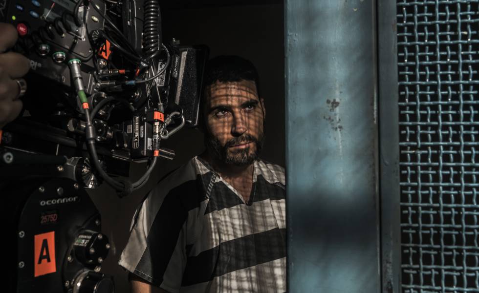 El actor Miguel Ãngel Silvestre, durante el rodaje de la serie 'En el corredor de la muerte'.