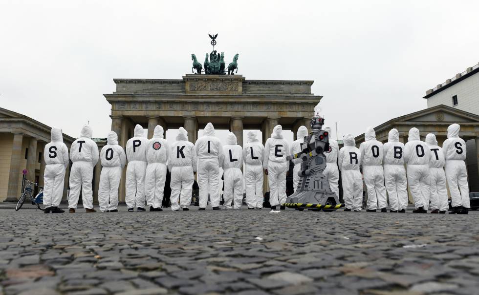 Manifestación contra el empleo de robots en la industria militar celebrada a finales de marzo frente a la puerta de Brandeburgo, en Berlín.