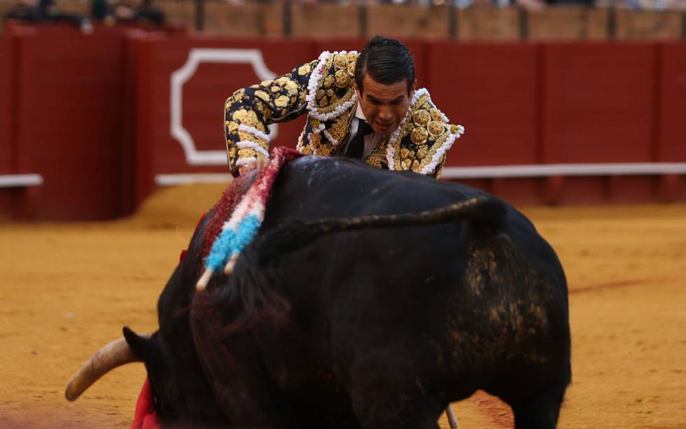 José María Manzanares entrando a matar en su segundo toro.