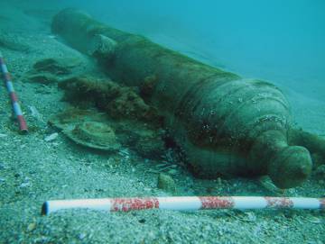 Restos de un cañón de un barco de guerra hallado en los fondos marinos del cabo Finisterre.
