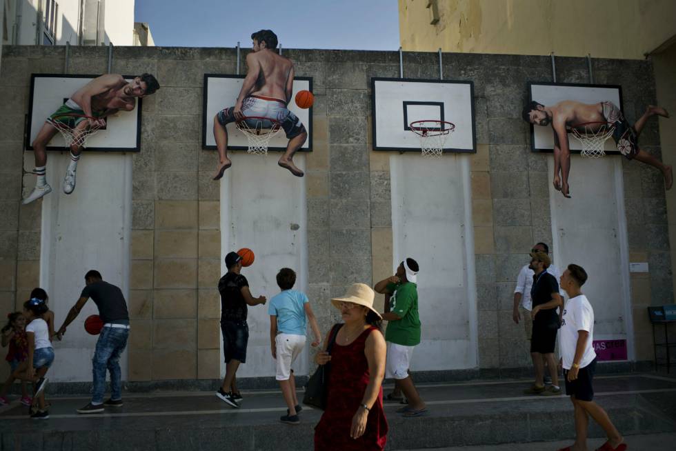 InstalaÃ§Ã£o de pessoas jogando basquete, que faz parte da exposiÃ§Ã£o âDepois do Muroâ, na Bienal de Havana.