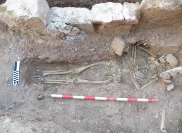 Enterramiento de caballero medieval, con el cráneo atravesado por una lanza, hallado en Montiel.