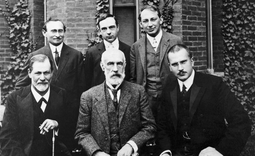 De pie, A. A Brill, Ernest Jones y Sandor Ferenczi. Sentados, Sigmund Freud, G. Stanley Hall y Carl G. Jung, en Estados Unidos en 1908.