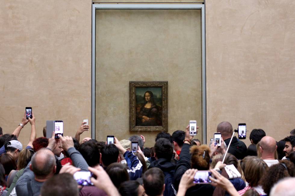 Visitantes del Museo de Louvre, en París, fotografían 'La Gioconda', en una imagen del año pasado. rn 