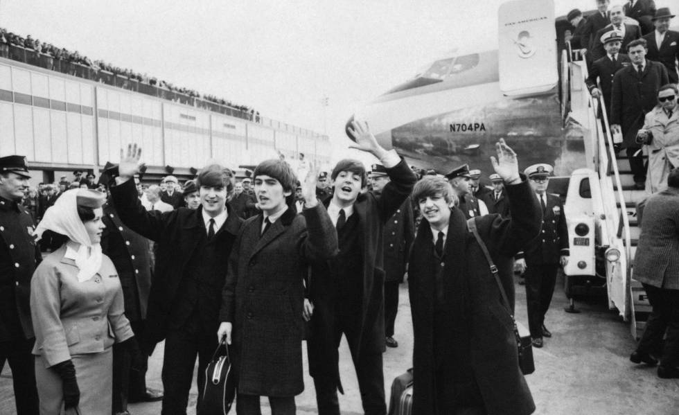Los integrantes de los Beatles llegan al aeropuerto John F. Kennedy de Nueva York, en 1964.Â 