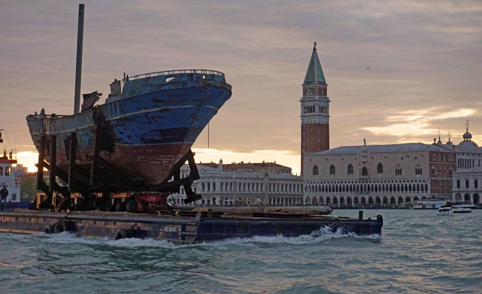 Llegada a Venecia de 'Barca Nostra', obra de Christoph Bucher a partir del barco hundido en el MediterrÃ¡neo en 2015 con 700 inmigrantes abordo.