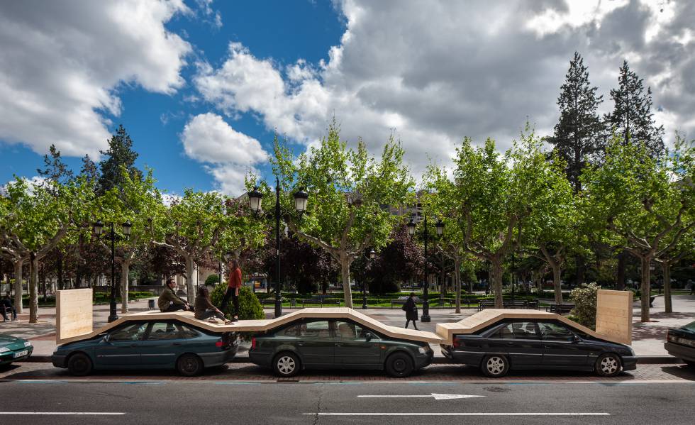 'Chill out' de madera sobre varios coches diseÃ±ado por Benedetto Bufalino para el V Festival ConcÃ©ntrico de LogroÃ±o.