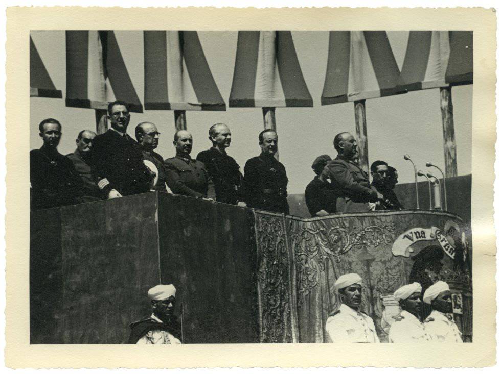 Franco (a la derecha), acompañado, entre otros, de los generales Saliquet (con bigote, segundo por la izquierda), Moscardó (cuarto), Dávila (quinto) y el entonces ministro de la Gobernación, Ramón Serrano Suñer (sexto), en el homenaje que la Sección Femenina le tributó en el castillo de la Mota, en Medina del Campo, el 29 y 30 de mayo de 1939.