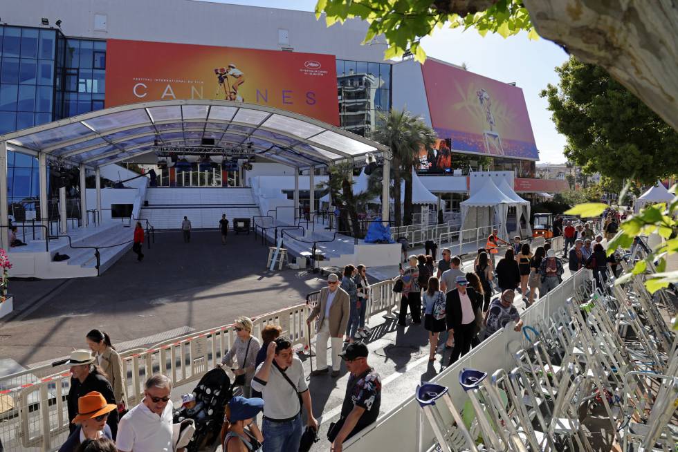 Preparativos finales de la alfombra roja en el festival de Cannes, ayer por la tarde.