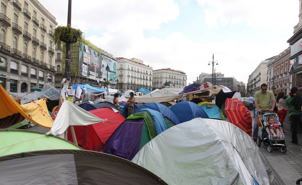 Acampada del movimiento 15-M en la Puerta del Sol de Madrid en mayo de 2011.