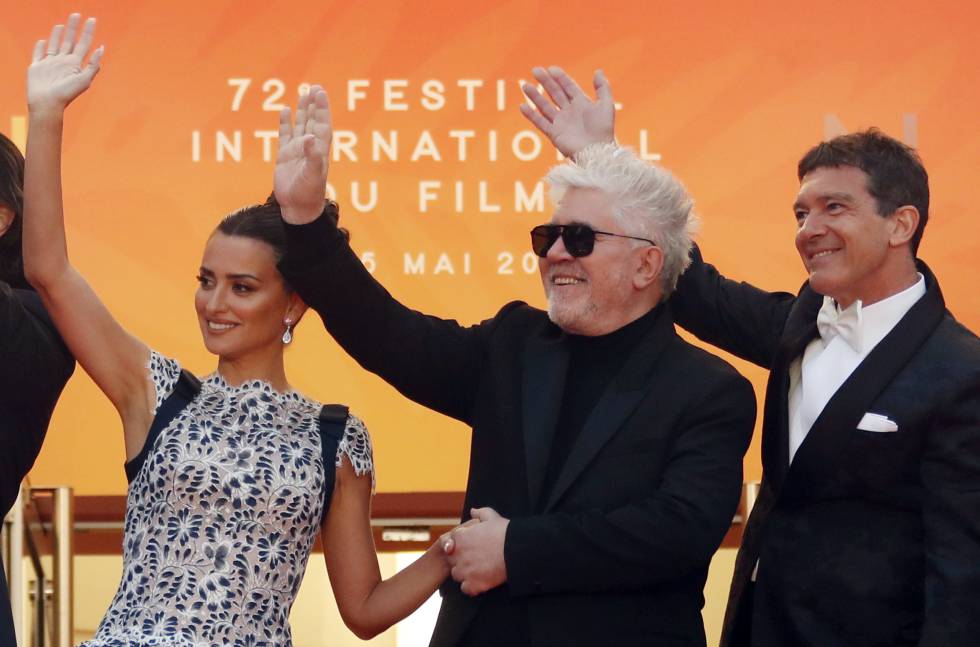 Desde la izquierda, PenÃ©lope Cruz, Pedro AlmodÃ³var y Antonio Banderas, a su llegada a la presentaciÃ³n de 'Dolor y gloria' en el Festival de Cannes.