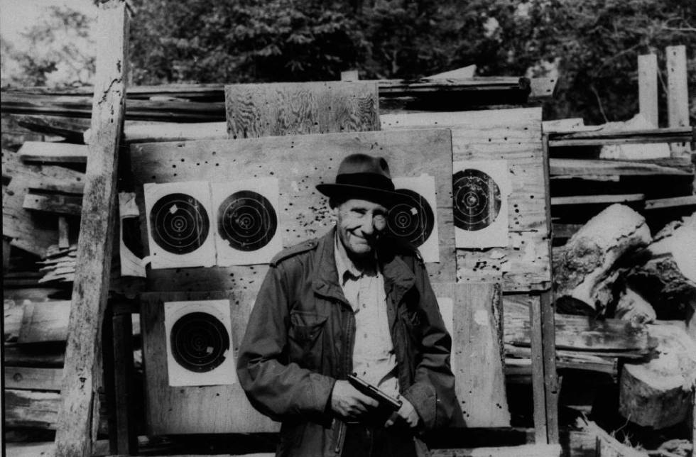William S. Burroughs, fotografiado con una pistola y unas dianas de tiro al blanco, en una imagen sin datar. 