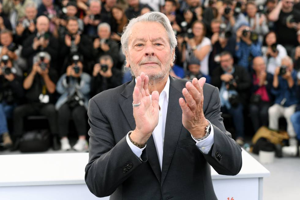 Alain Delon posa esta mañana ante los fotógrafos en Cannes.