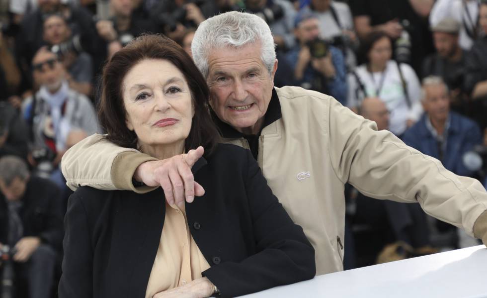 Anouk Aimee, a la izquierda, y Claude Lelouch posan en el festival de Cannes. 