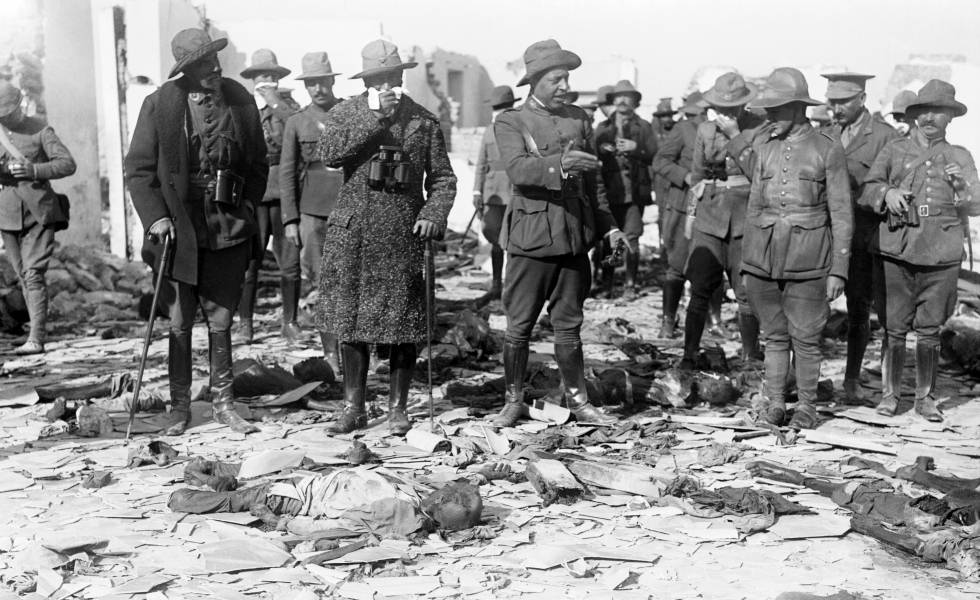El general Dámaso Berenguer, alto comisario del protectorado de Marruecos, visita con otros oficiales militares la posición de Monte Arruit, en octubre de 1921. Entre los restos de los soldados muertos, se tapa el rostro con un pañuelo para evitar el hedor.
