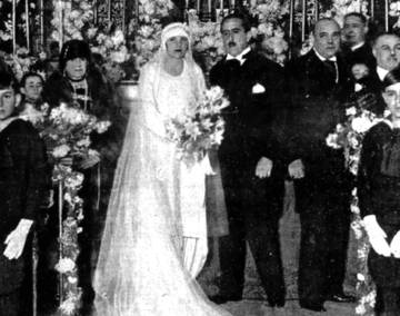 Enrique Meneses, con su esposa, Carmen Miniaty, el día de su boda.