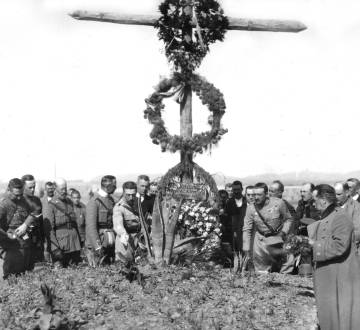 Delegados extranjeros colocan flores sobre la cruz conmemorativa de los soldados españoles muertos en Monte Arruit, a finales de 1921.