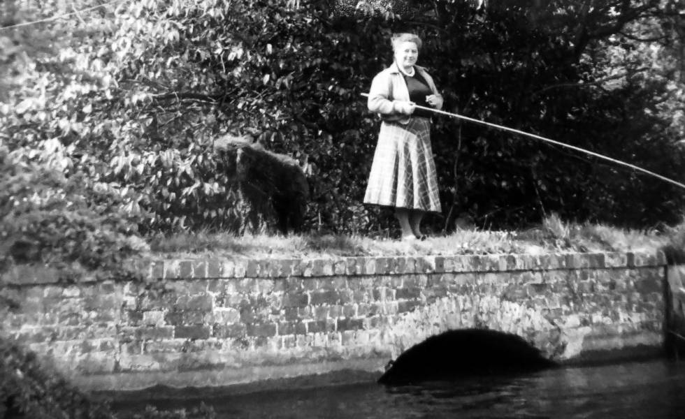 Ilsa Barea-Kulcsar pesca lucios en Hertfordshire (Inglaterra), cerca de 1950.Â 