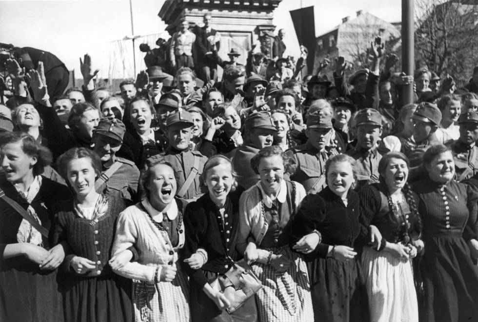 Recibimiento a Hitler en la ciudad austriaca de Klagenfurt en 1938.