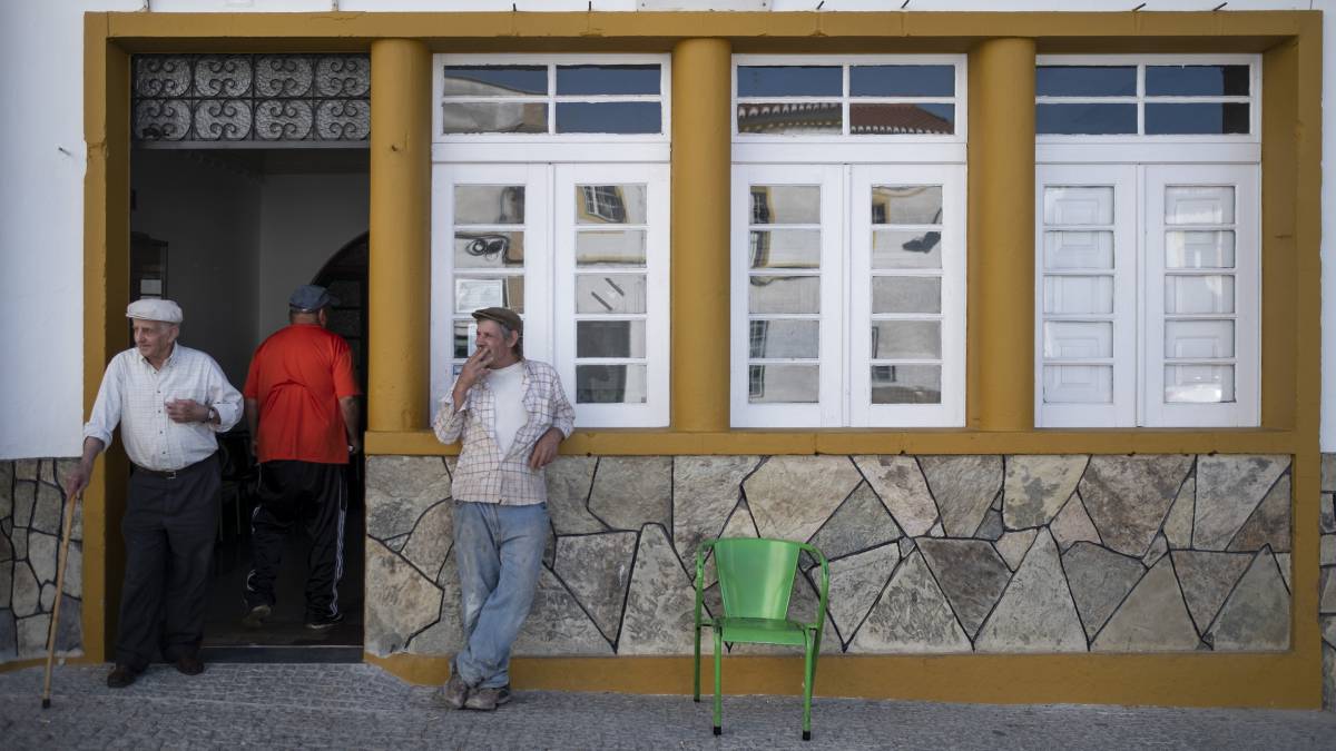 Vecinos de Barrancos, a la puerta del casino (la Sociedad Recreativa Barranquense), junto a la plaza de la Libertad. 