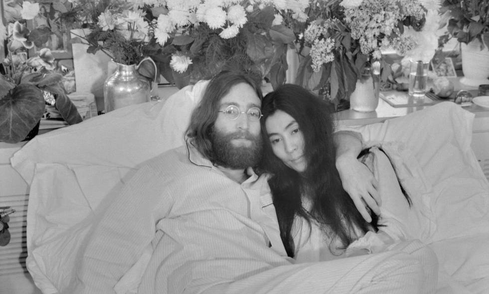 John Lennon y Yoko Ono, durante su “encamada por la paz” en el hotel Queen Elizabeth, de Montreal, en junio de 1969. 
