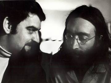 André Perry con Lennon en 1969.