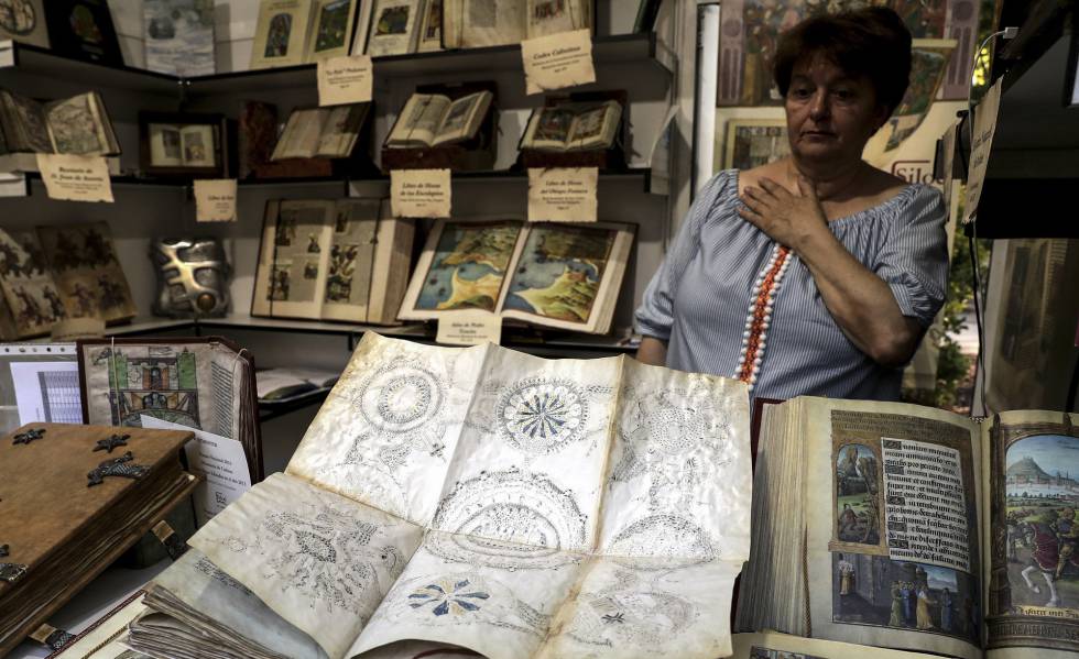 Francisca Soltero muestra un facsÃ­mil del 'CÃ³dice Voynich' en una caseta de la Feria del Libro.